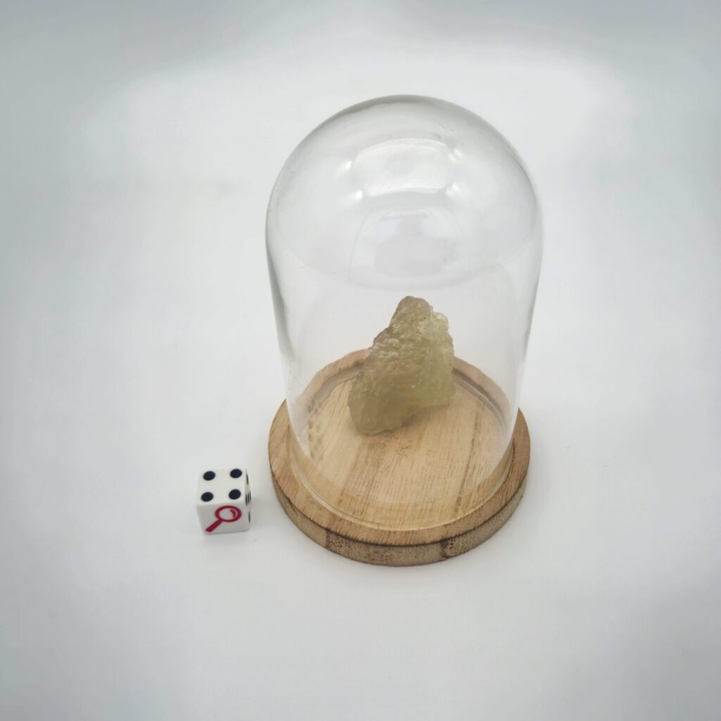 LIBYSCHES GLAS UNTER EINER GLASGLOCKE