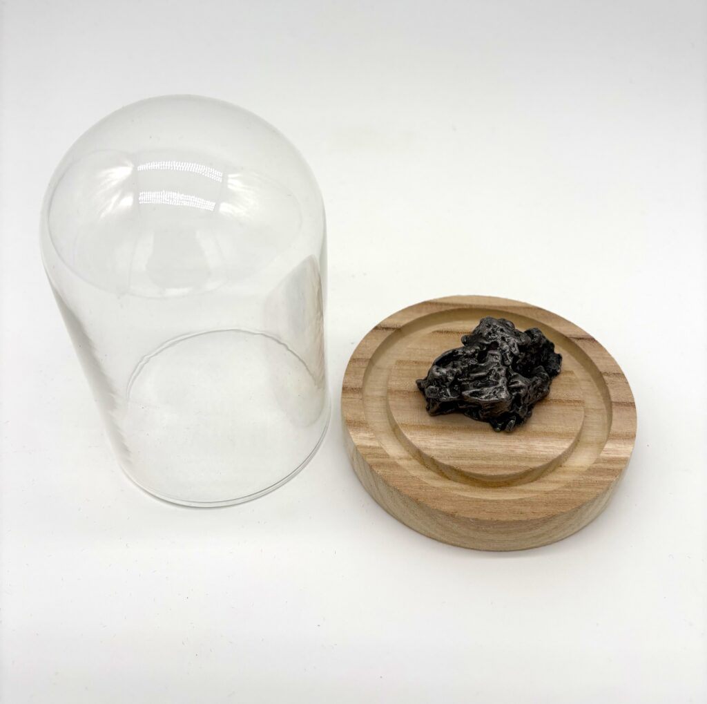 weißer Hintergrund Meteorit campo del cielo unter Glasglocke