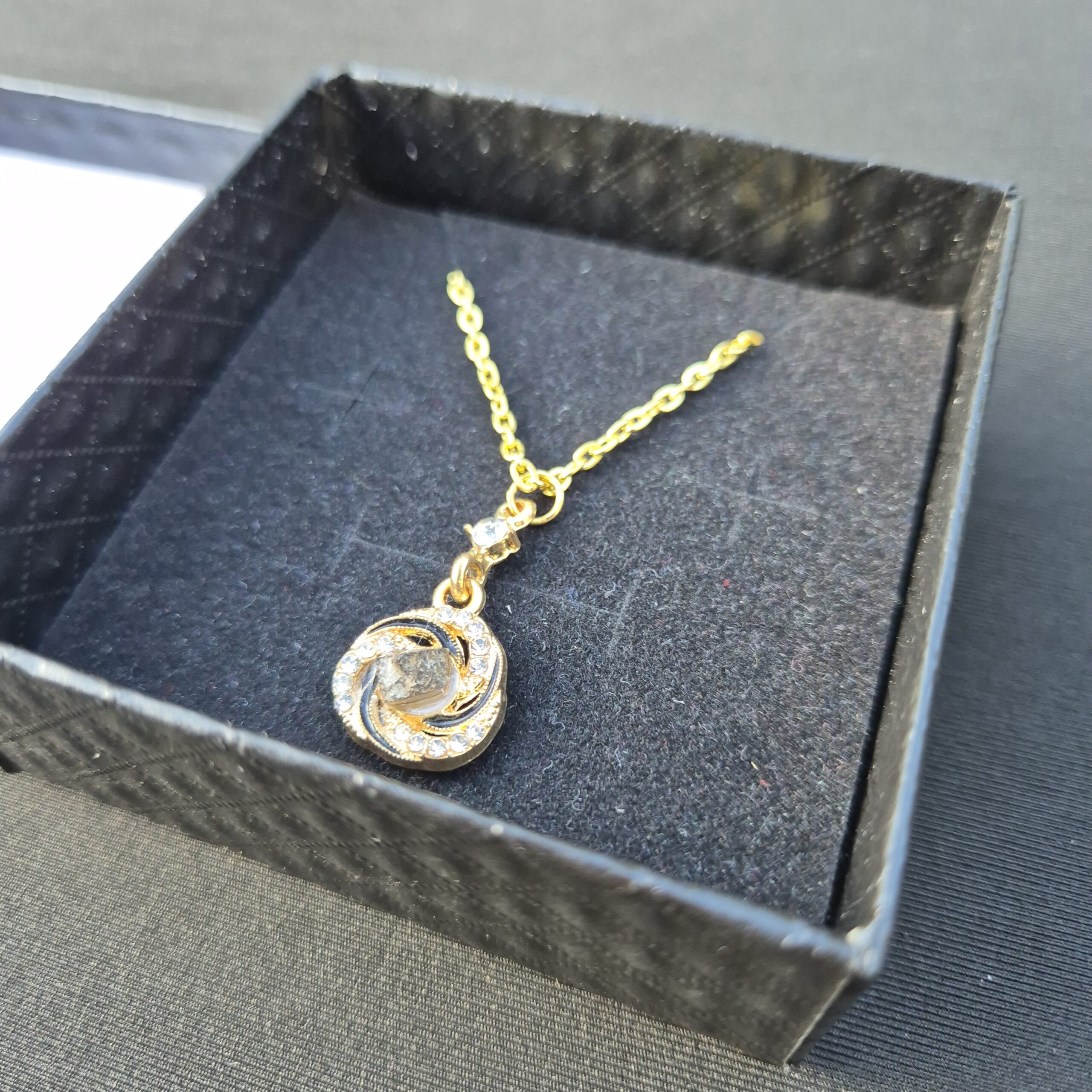 collier pierre extraterrestre (1)