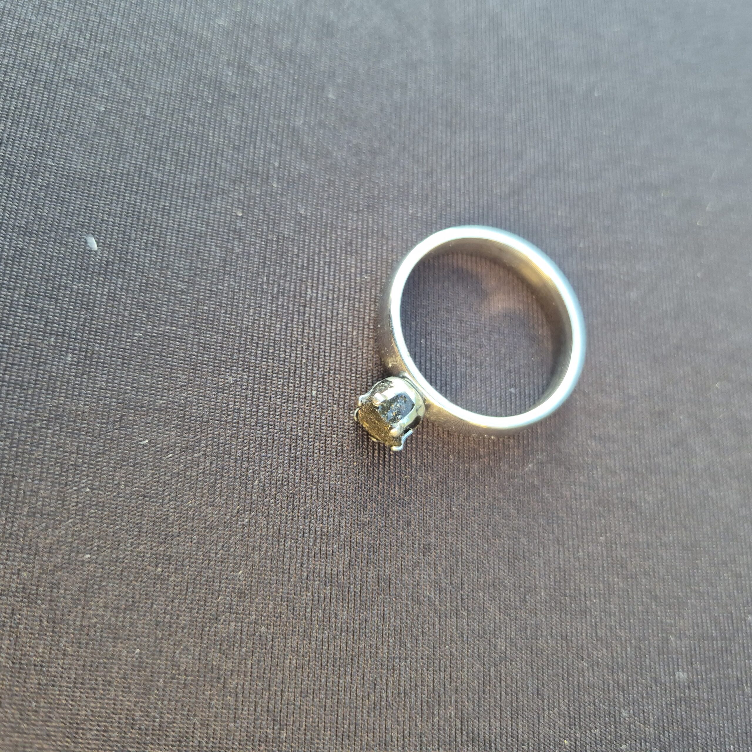 Bague raffinée argentée avec NWA 13290 et ornement délicat