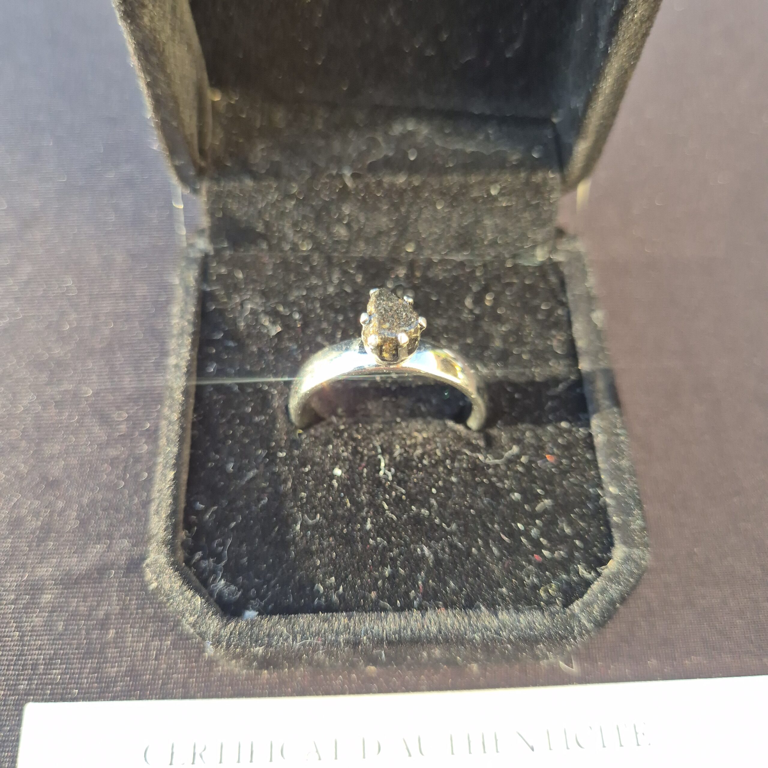 Bague raffinée argentée avec NWA 13290 et ornement délicat