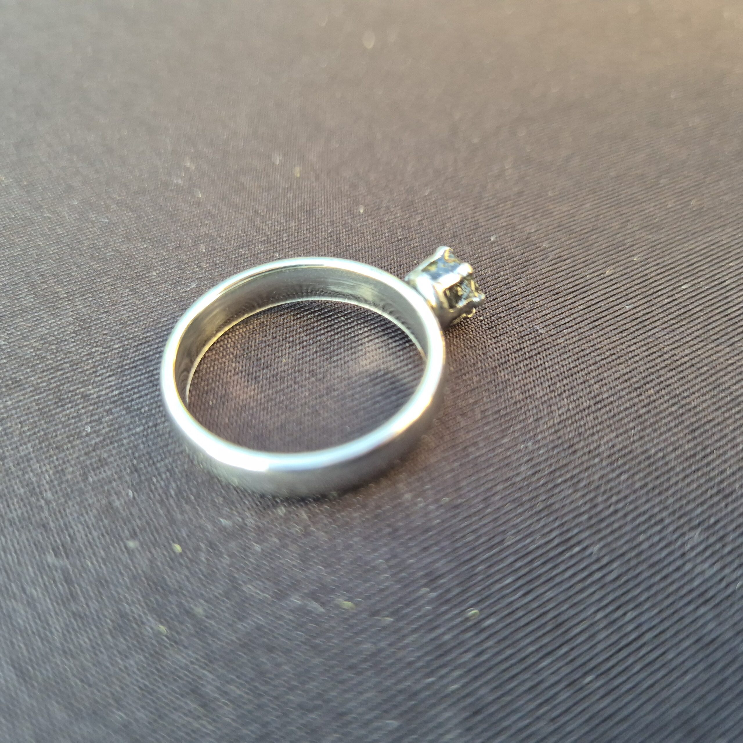 Bague raffinée argentée avec NWA 13290 et ornement délicat