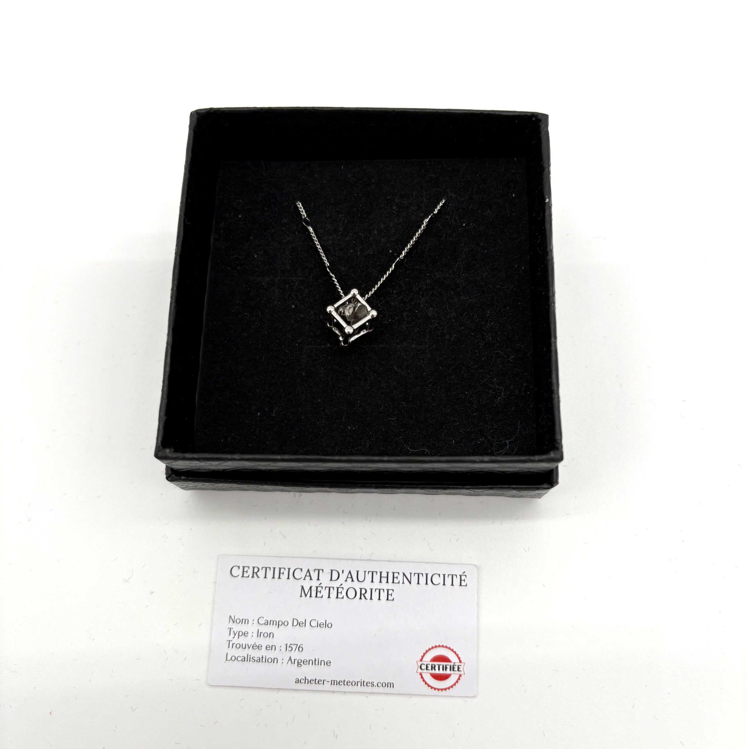 Silberne Halskette mit Würfelanhänger und Meteorit Campo del Cielo