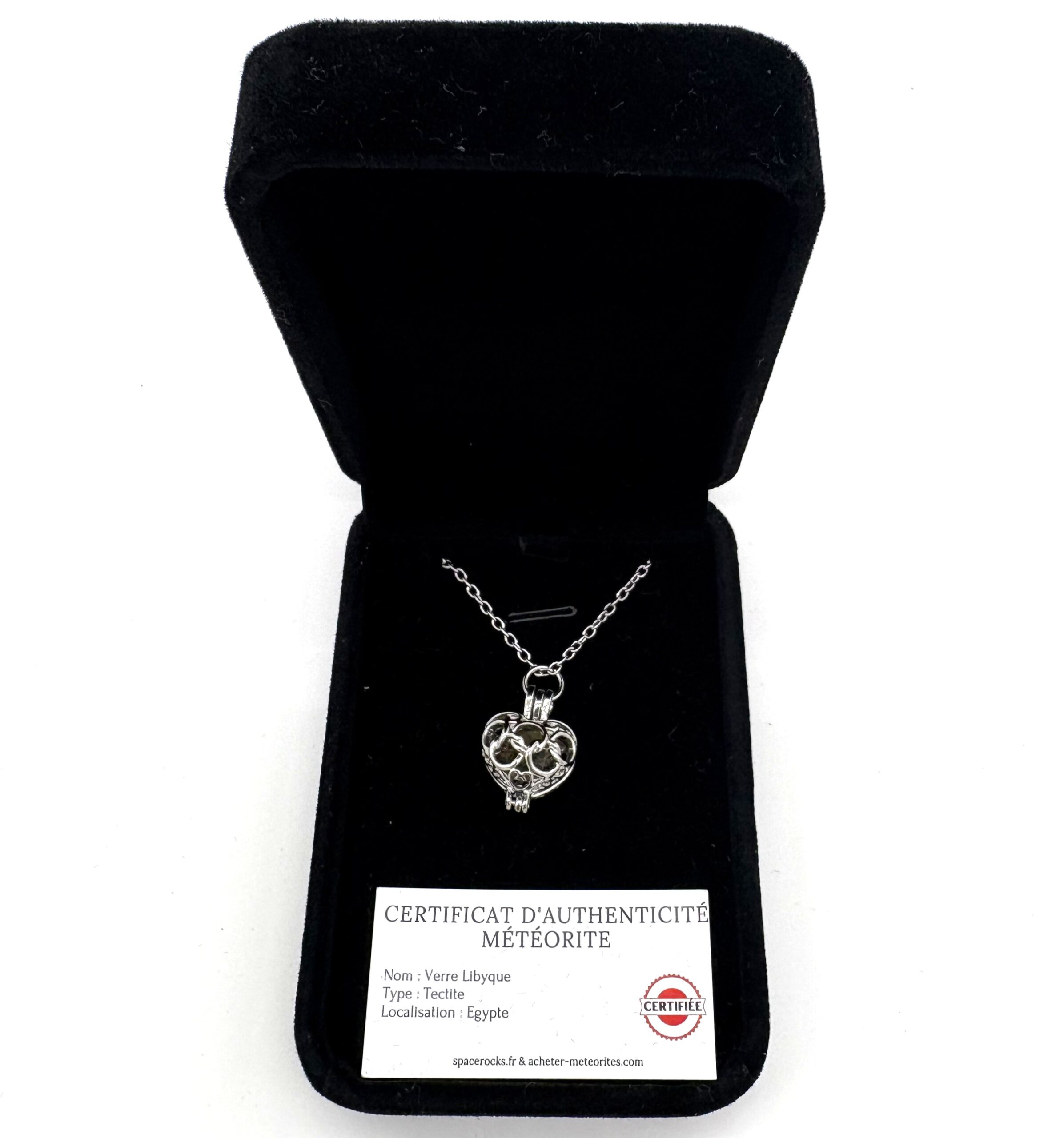 versilberte Halskette mit einem Herzanhänger mit Löchern darin, in denen sich ein Stück libysches Glas befindet
