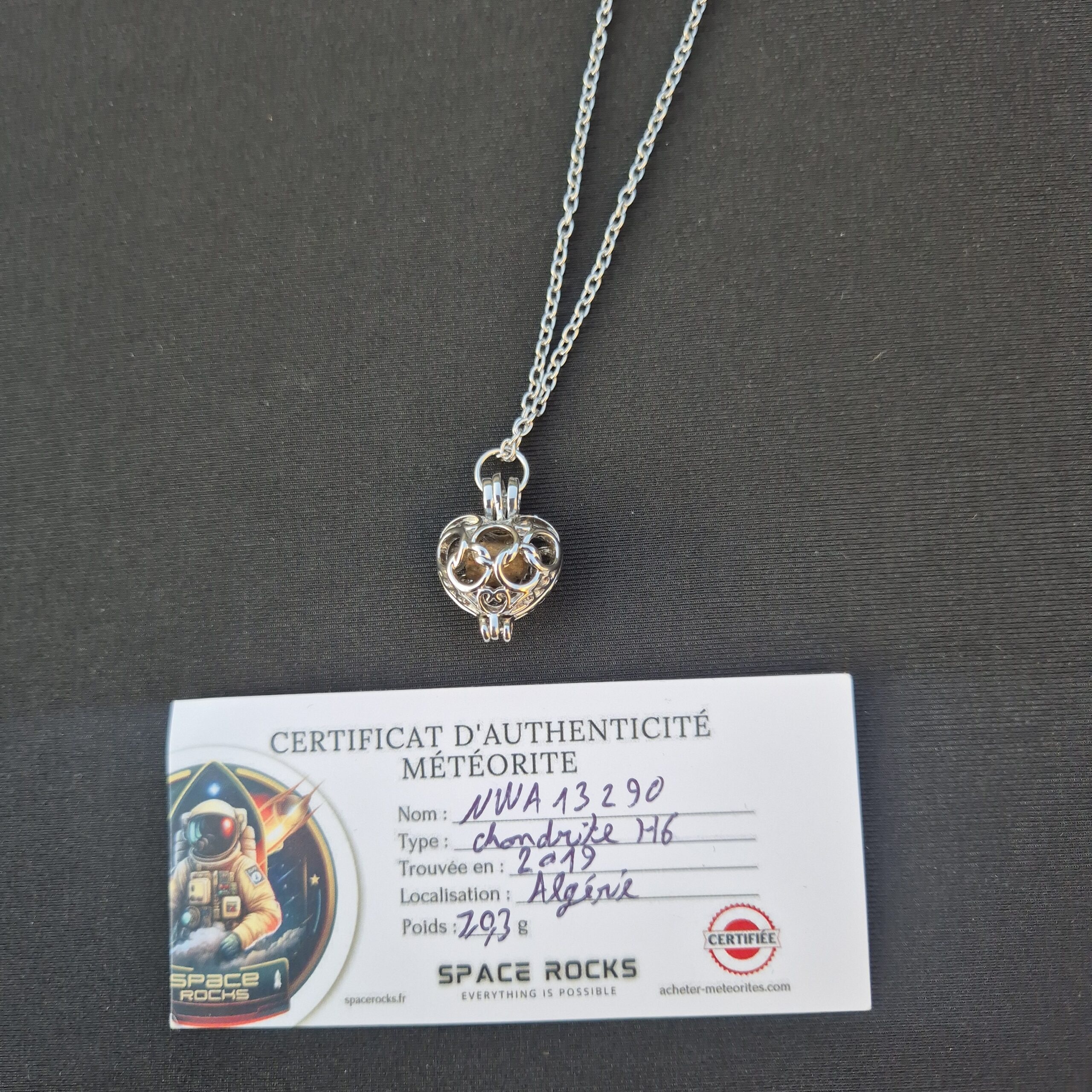 silberne Meteoritenkette